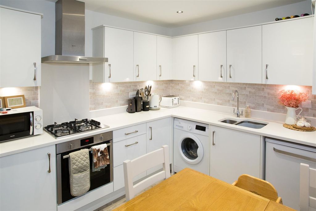 Property photo 3 of 30 Kitchen