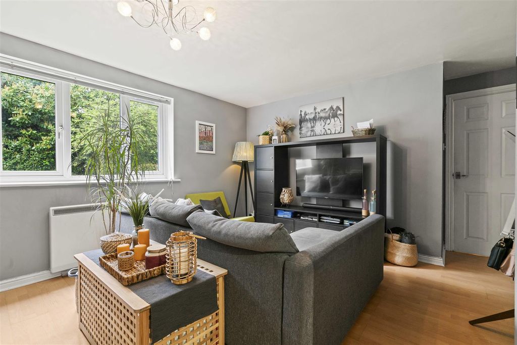 Property photo 2 of 13 147 Varsity Drtwickenham Tw1 1Al-9.Jpg