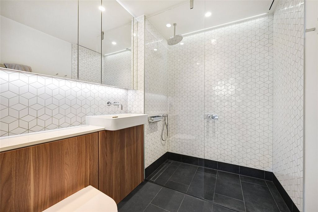 Property photo 3 of 9 Bathroom