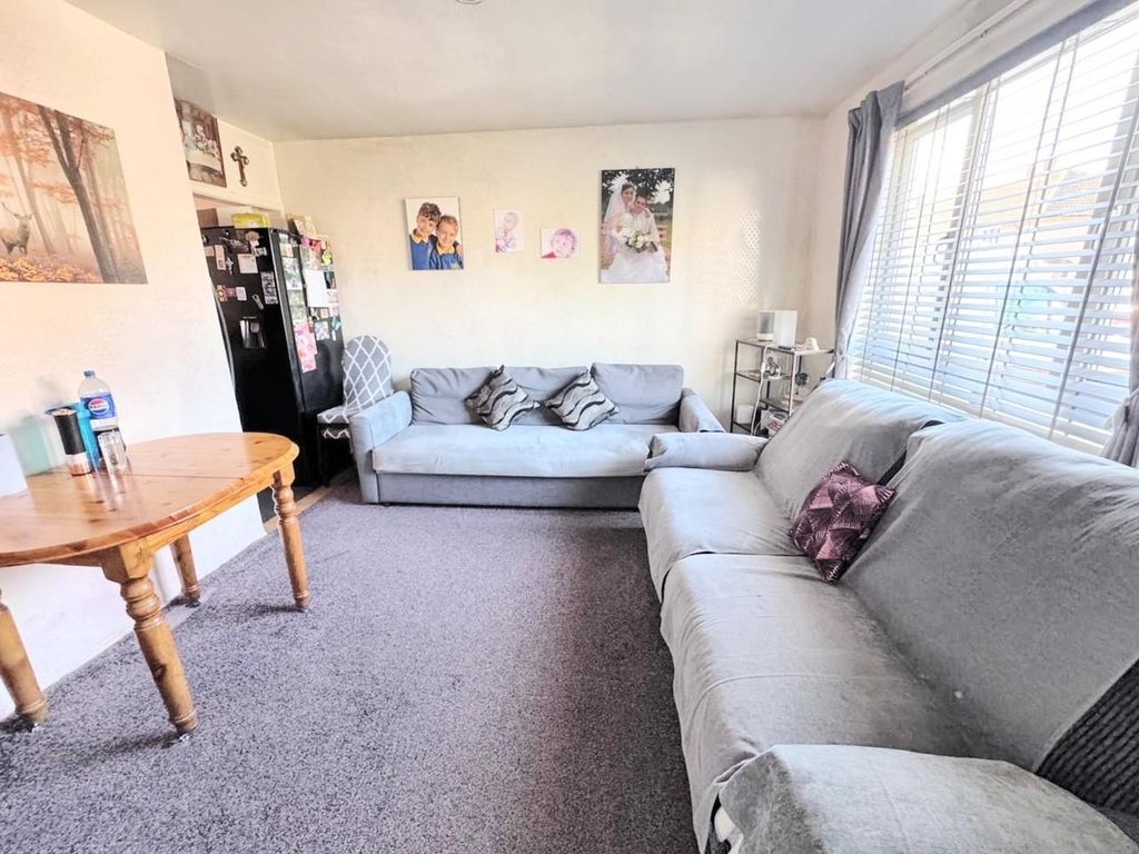 Property photo 3 of 12 Lounge