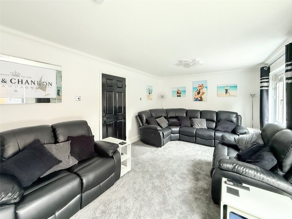 Property photo 3 of 26 Lounge