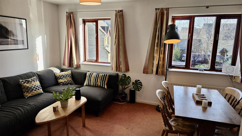 Property photo 3 of 15 Hanstone Close 2.Jpg