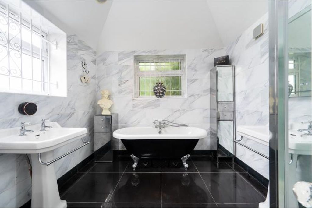 Property photo 1 of 19 Bathroom