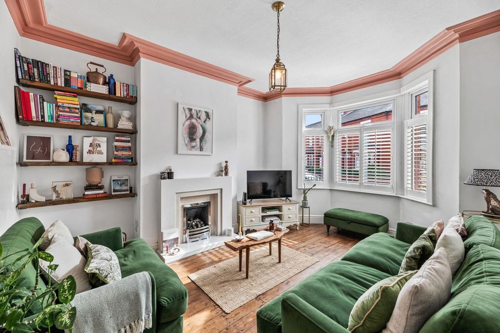 Property photo 2 of 16 Lounge