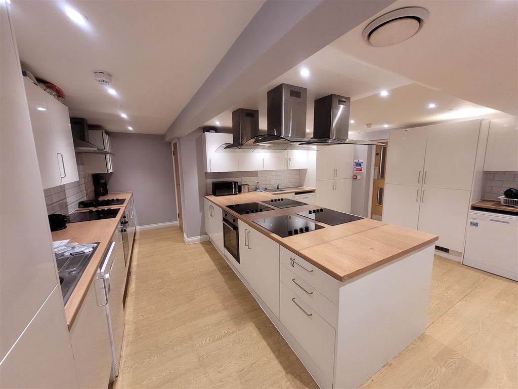 Property photo 3 of 11 Larger Kitchen