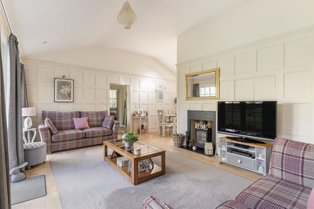 Property photo 3 of 25 104913_4 Westcourt Salisbury Road Netheravon (5).J