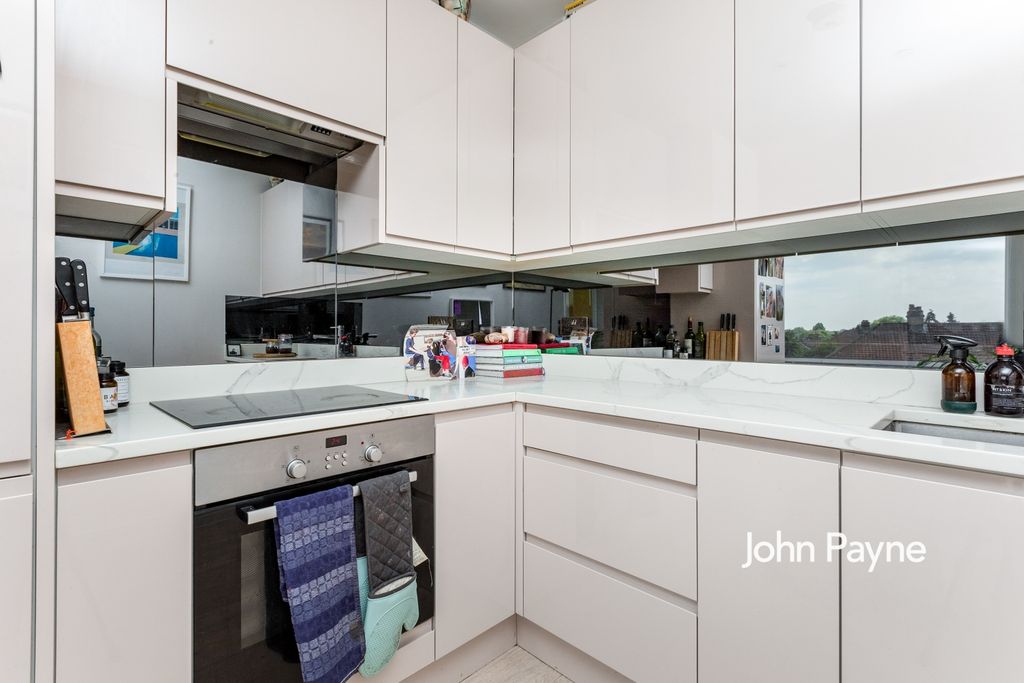 Property photo 3 of 10 Kitchen