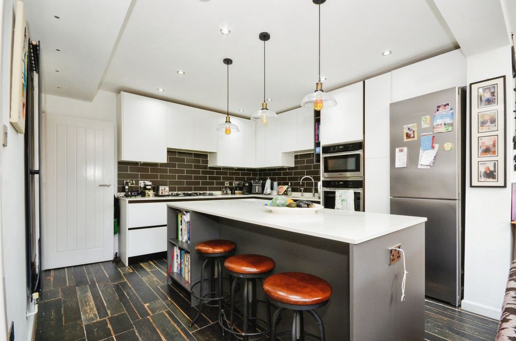 Property photo 3 of 16 Kitchen