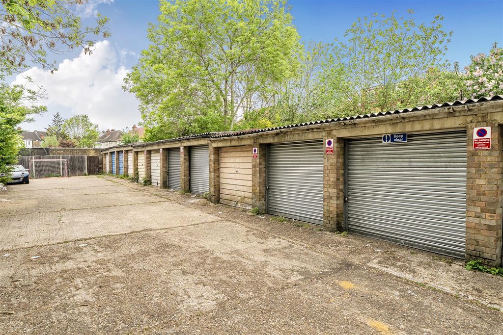 Property photo 2 of 7 Garages.Jpg