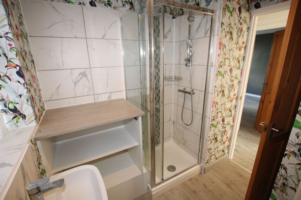 Property photo 3 of 16 Redbridge Road 47 - Shower Room 1