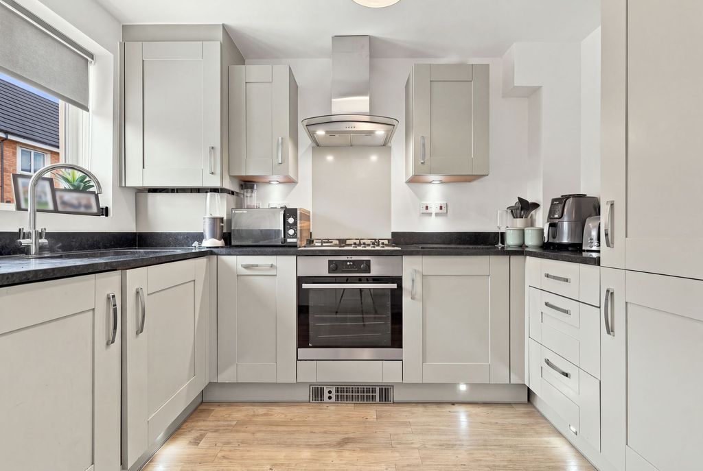 Property photo 3 of 13 Fitted Kitchen