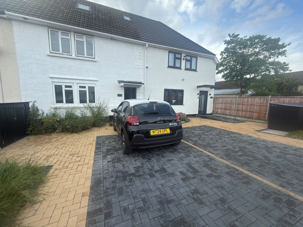 Property photo 1 of 18 Four Bedroom House With Three Bathrooms- Rainham