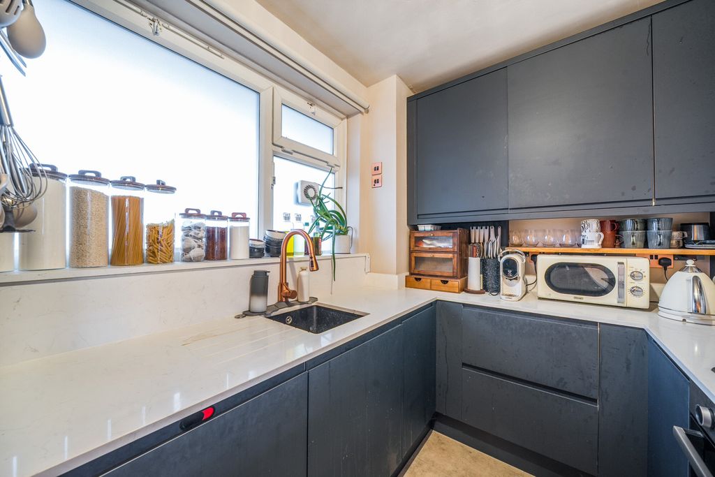 Property photo 3 of 17 1407887-8-698477A...