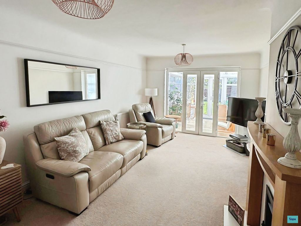 Property photo 2 of 15 Lounge