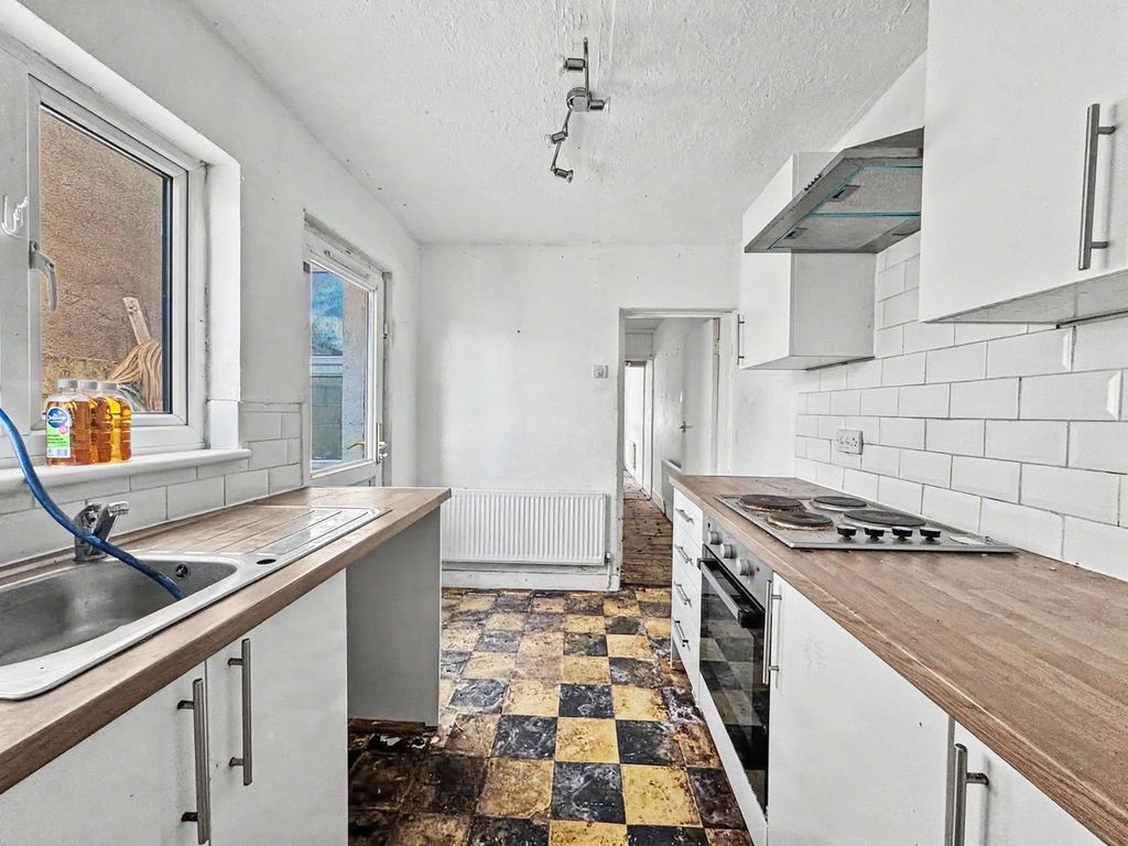Property photo 2 of 11 Kitchen