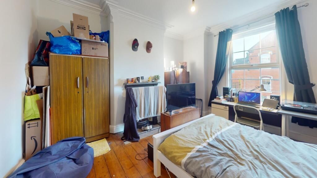 Property photo 3 of 14 A Cozy Double Bedroom Featuring A Comfortable Doub...