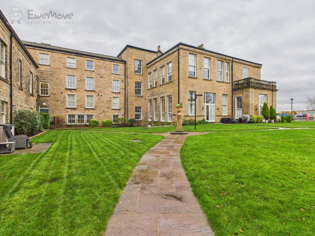 Property photo 3 of 18 Outside3