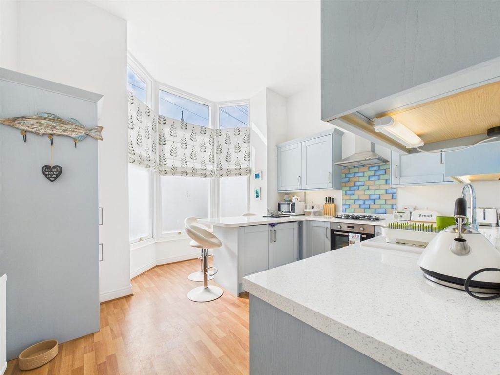 3 bed flat for saleCapstone Crescent, Ilfracombe EX34 photo 4