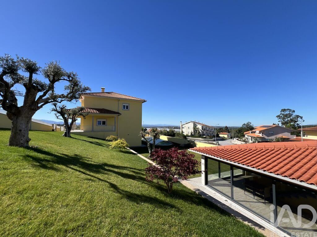 Property photo 1 of 40