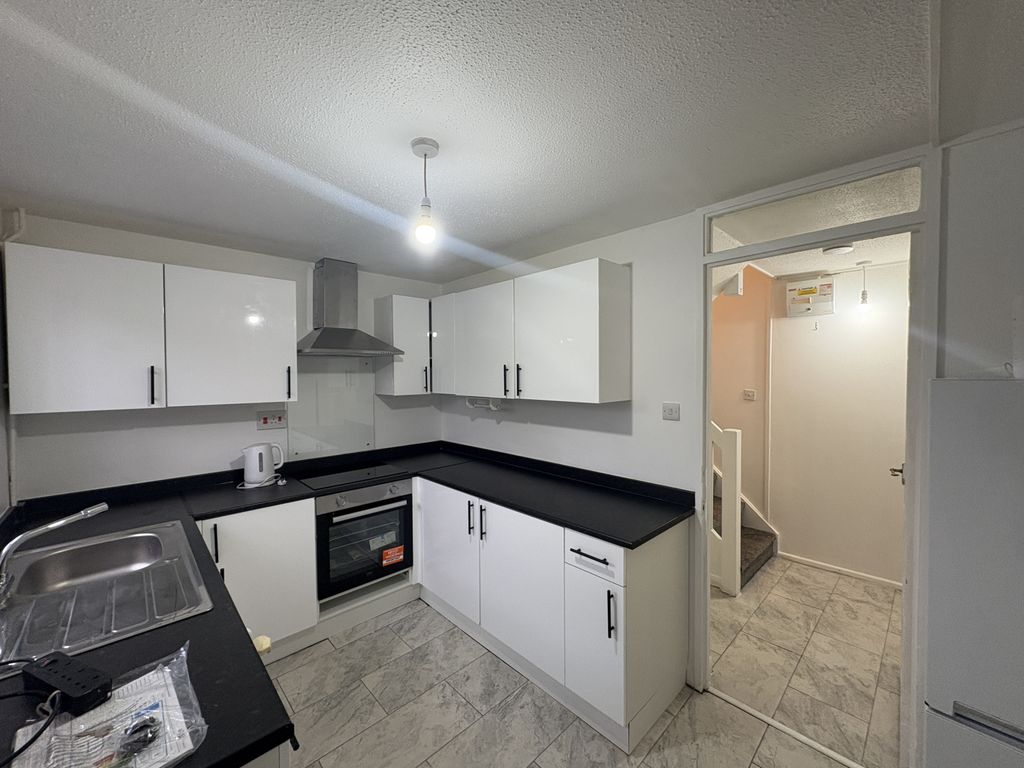 Property photo 1 of 8 3 Bed Semi-Detached To Rent Temple Court, Cambridge Cb4