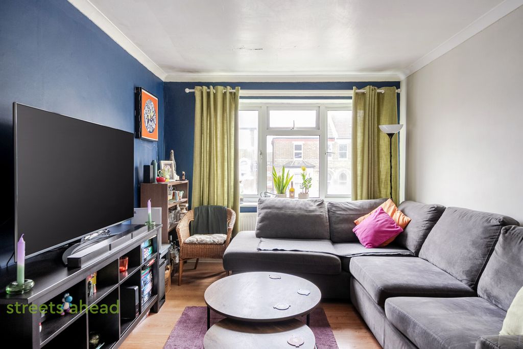 Property photo 3 of 14 E0Adcd0B-31A1-408...