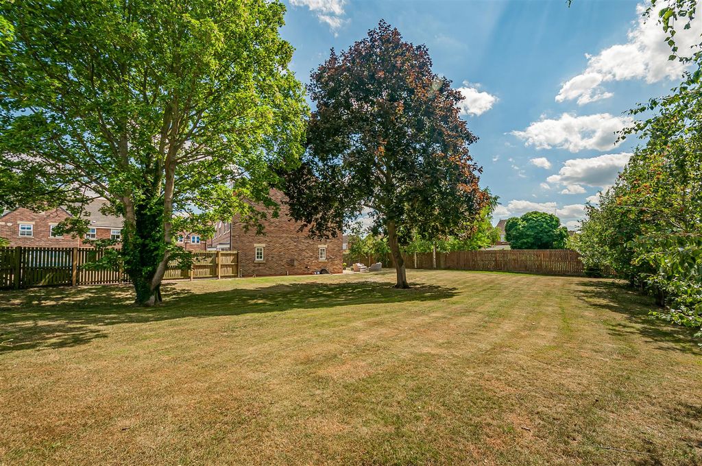 Property photo 3 of 32 5 Sycamore Close -22.Jpg