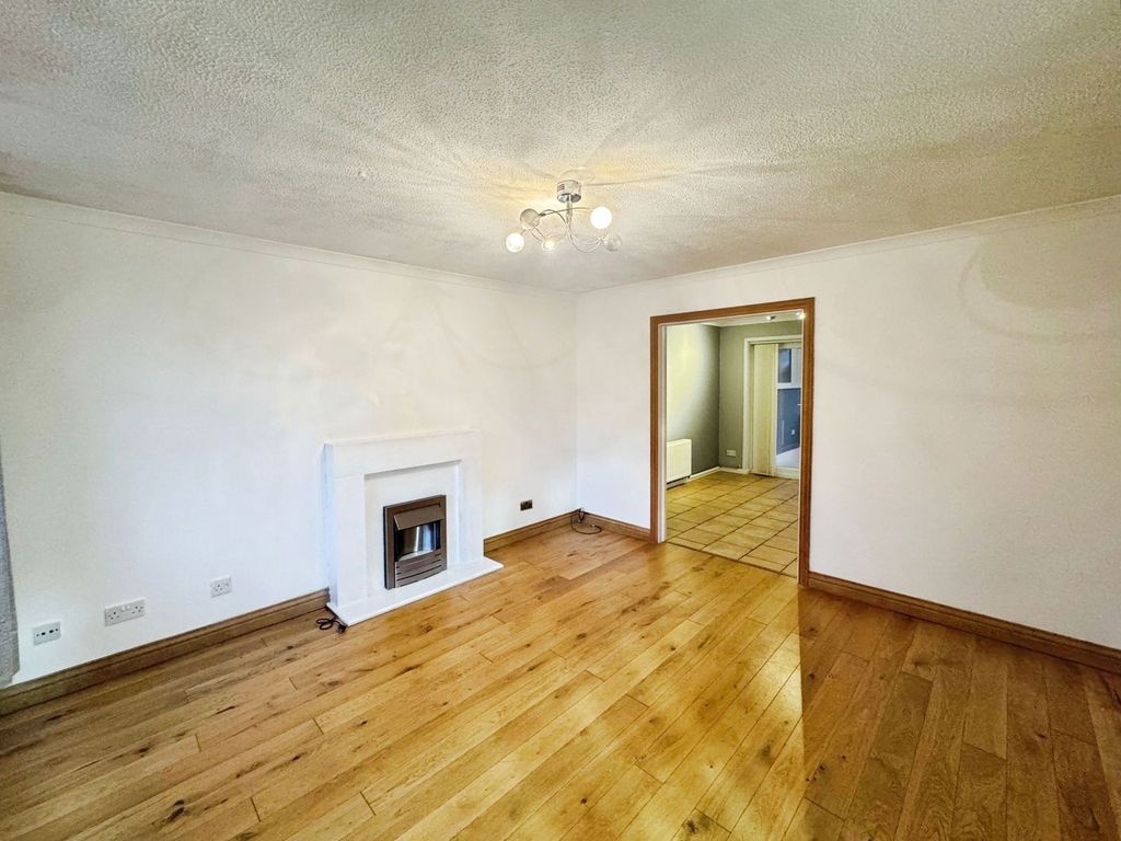 Property photo 2 of 25