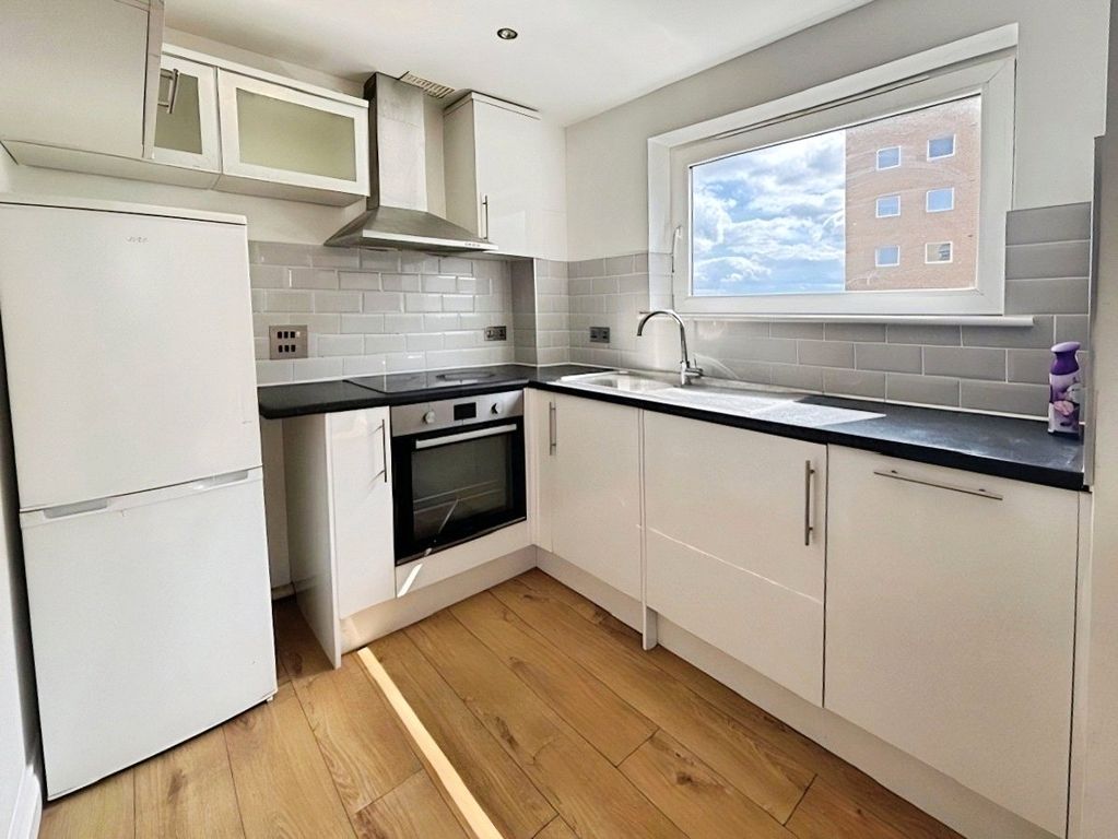 Property photo 3 of 10 Kitchen