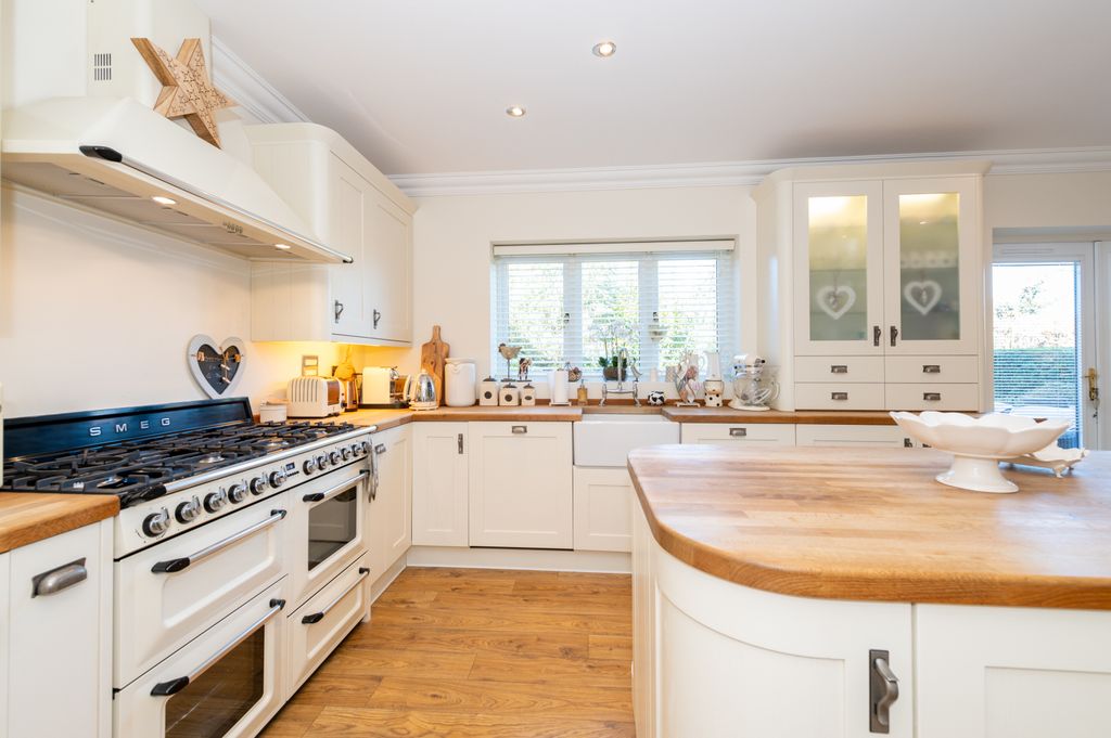 Property photo 2 of 28 Kitchen