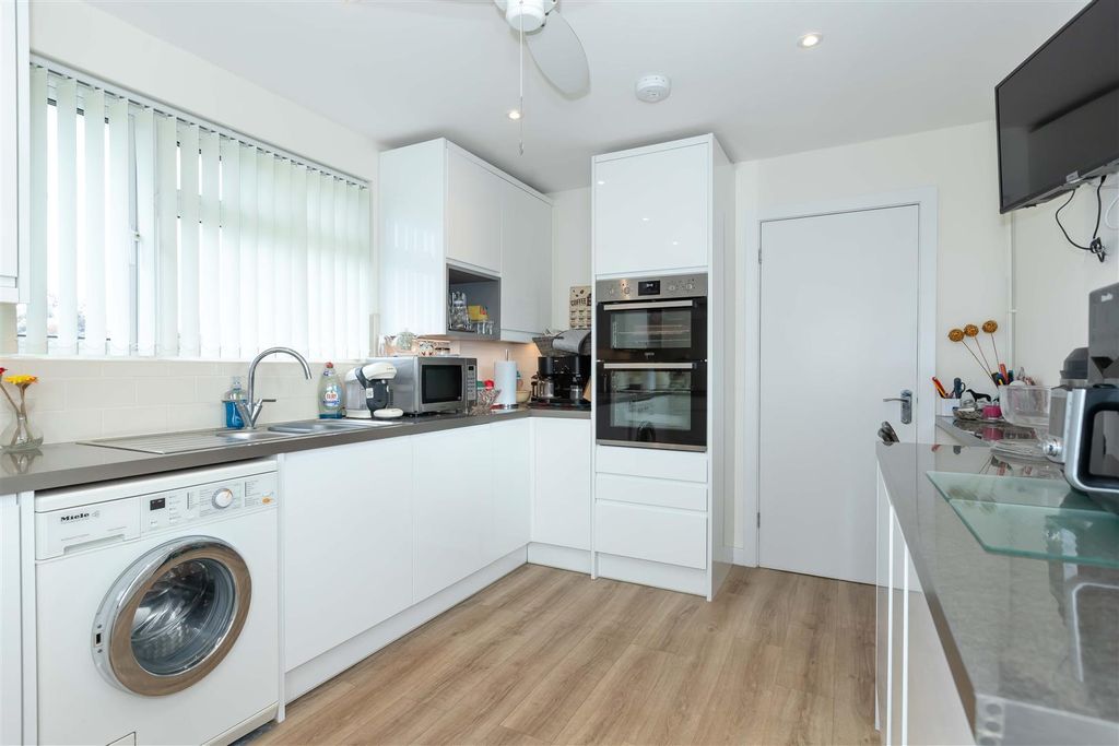 Property photo 2 of 11 102 Meadow Road_8.Jpg