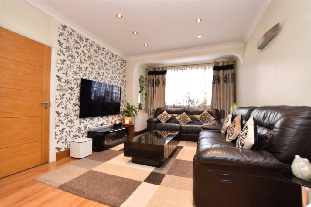 Property photo 2 of 17 Lounge