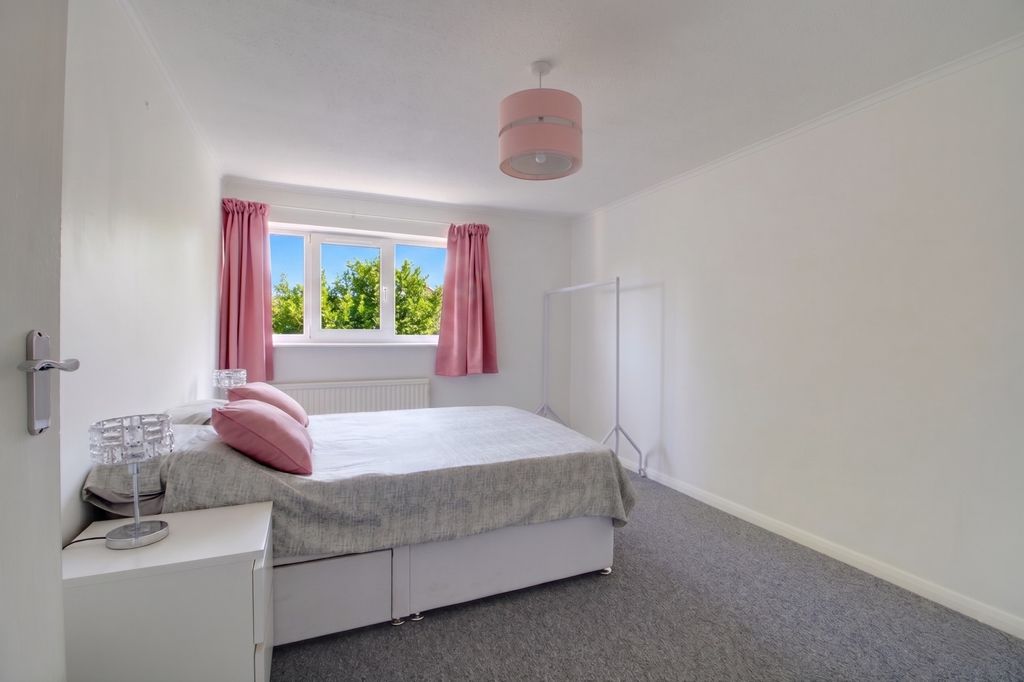 Property photo 3 of 11 Bedroom 1 F5