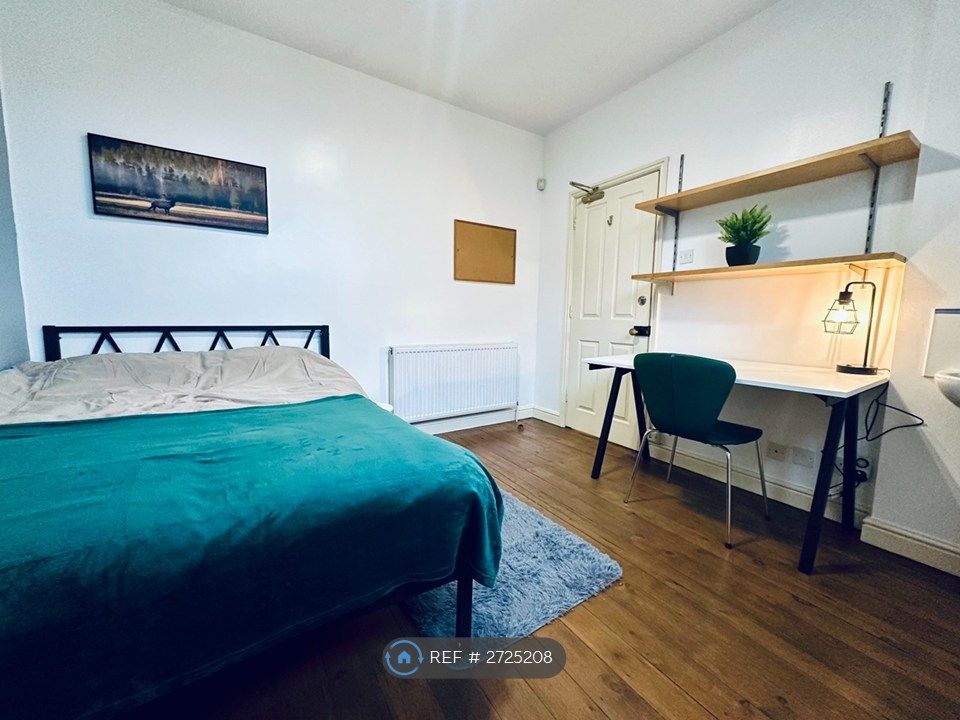 Property photo 3 of 6 Large Room With Sink Reduced £625 This Month Only!