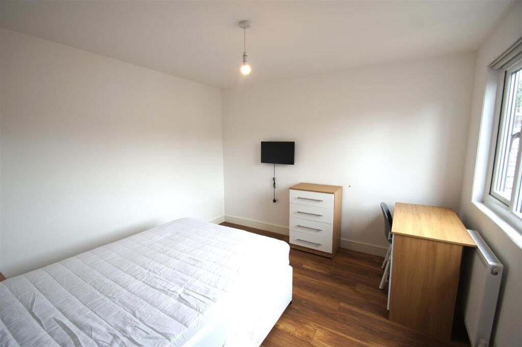 Property photo 2 of 12 A Spacious Double Bedroom Featuring A Comfortable ...