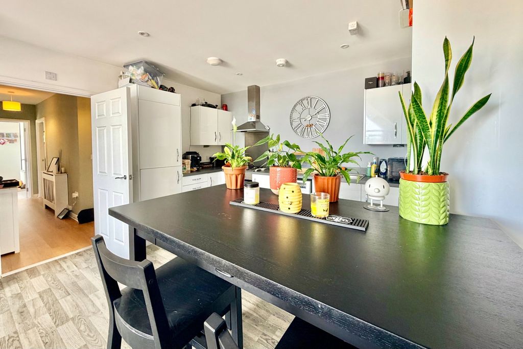 2 bed flat for saleStation, Polegate BN26 photo 5