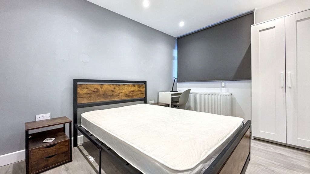 Property photo 3 of 15 Bright, Modern Double Bedroom With A Double Bed Fr...