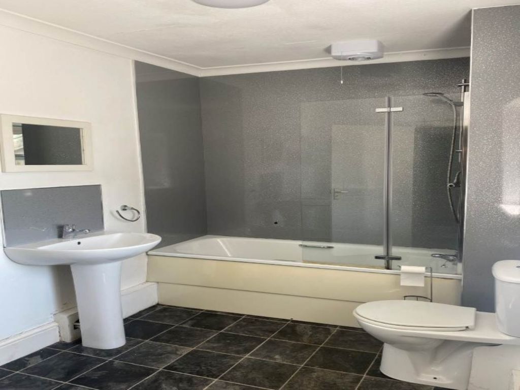 Property photo 3 of 17 Bathroom