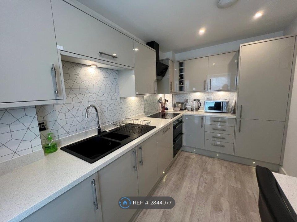 Property photo 3 of 18 Kitchen
