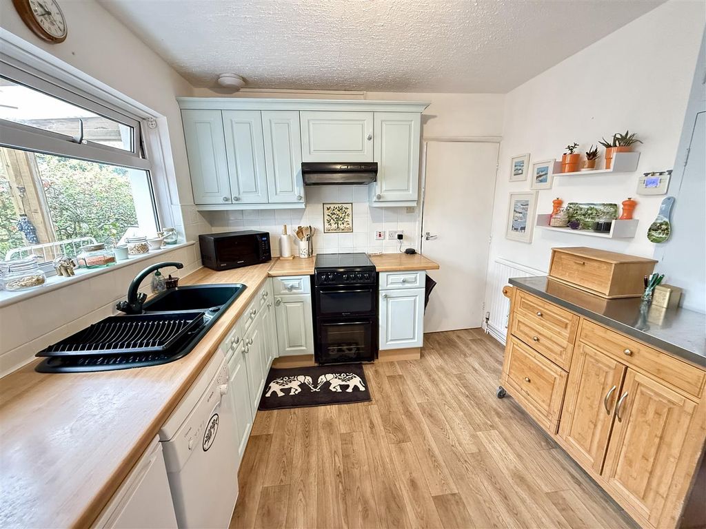 Property photo 3 of 52 Kitchen