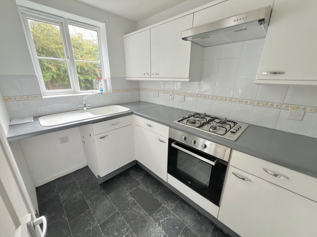 Property photo 3 of 10 Kitchen