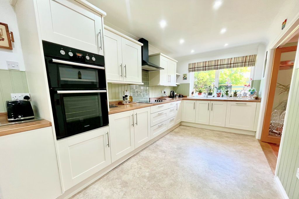 Property photo 3 of 16 Kitchen