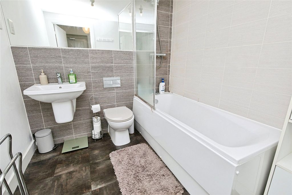 Property photo 3 of 17 Bathroom