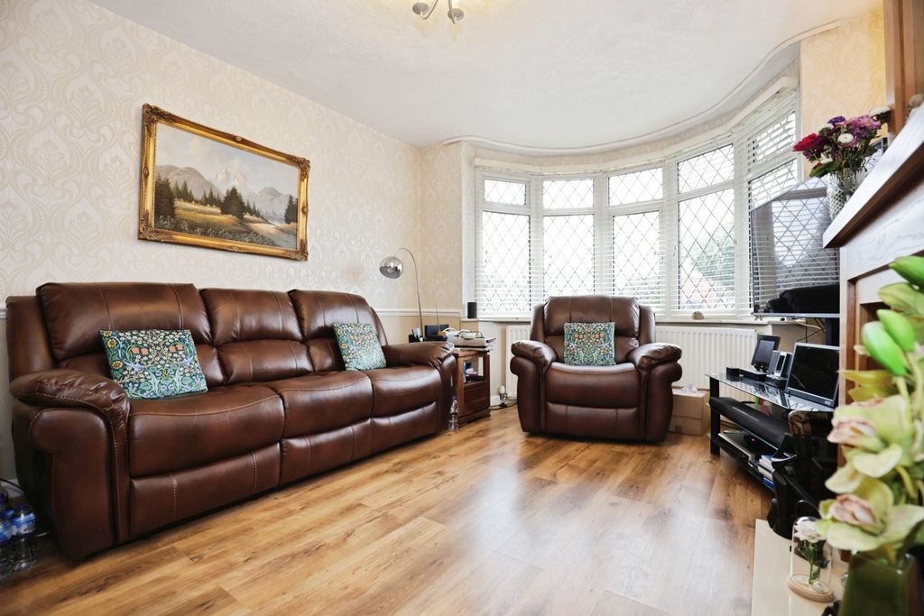 Property photo 2 of 17 Lounge