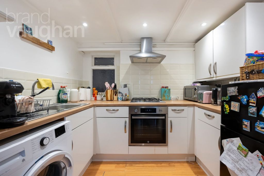 Property photo 3 of 18 Kitchen