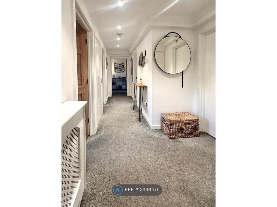 Property photo 3 of 9 Corridor