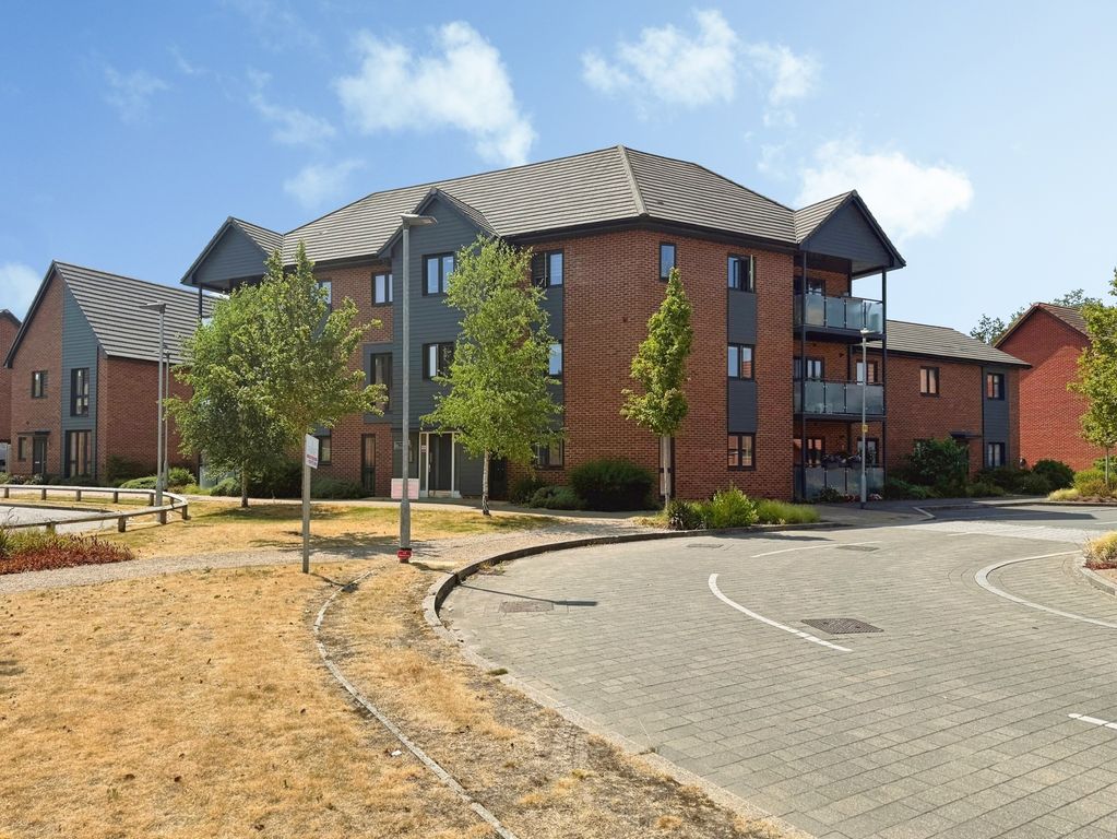 2 bed flat for saleHawthorn Drive, Crowthorne, Berkshire RG45