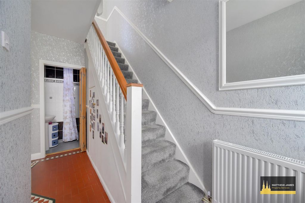 Property photo 3 of 23 Entrance Hall