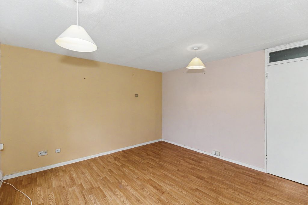 Property photo 2 of 12 Flat 21, Mahew Court, Emmerton Road, Kempston, Bedfordshire, Mk42 8Qx