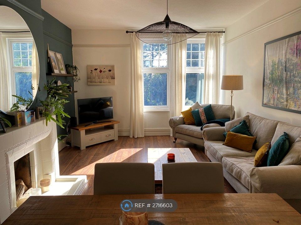 Property photo 2 of 14 Lounge