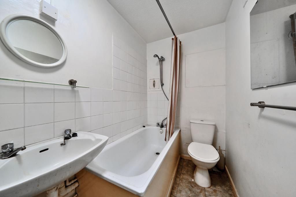 Property photo 2 of 18 Bathroom
